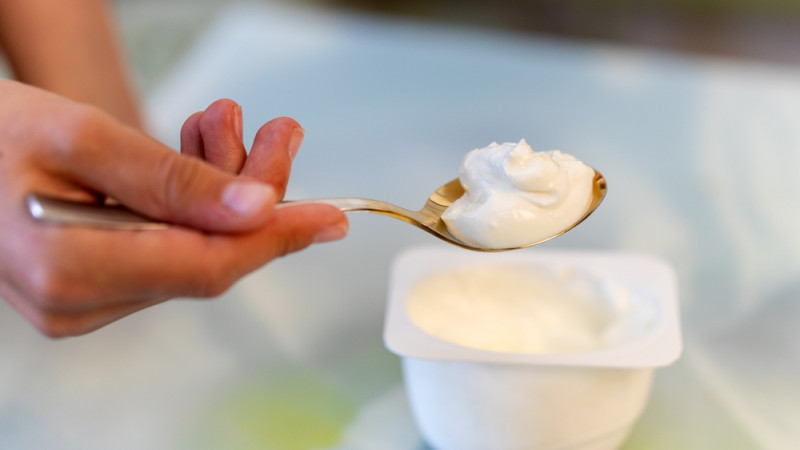 femme qui mange yaourt