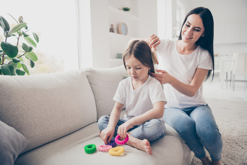 « Scrunchy mom » : le style parental serain qui mêle naturel et modernité
