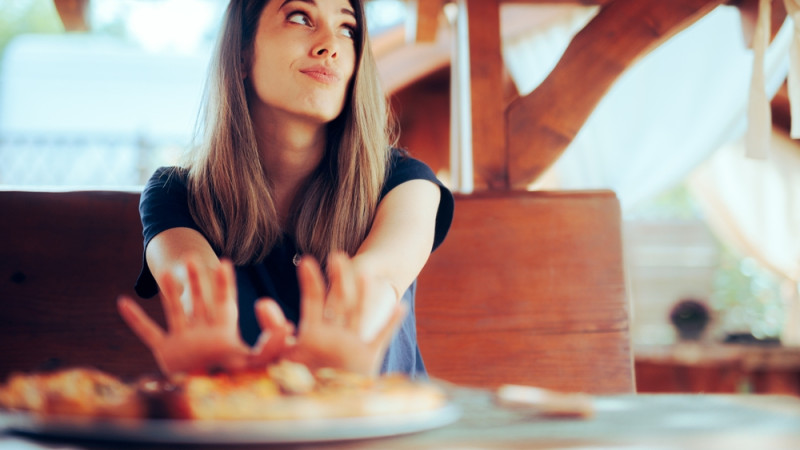 femme qui refuse de la nourriture