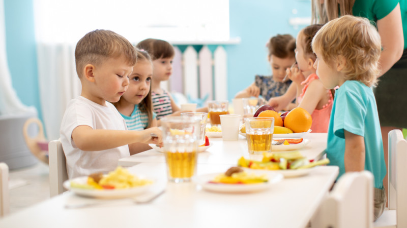 enfants à la cantine