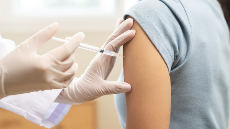 femme qui se fait vacciner