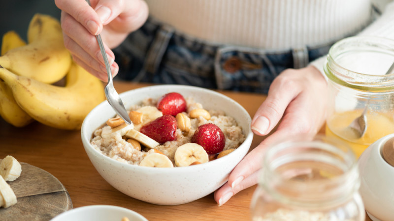 femme qui mange des flocons d'avoine