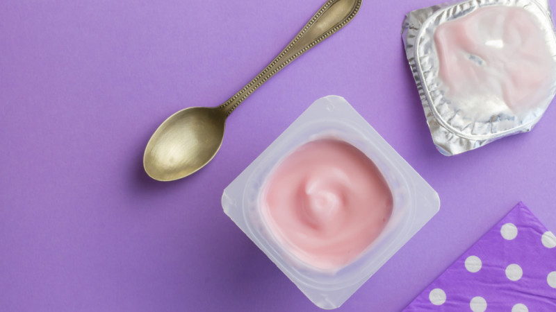 yaourt ouvert avec opercule