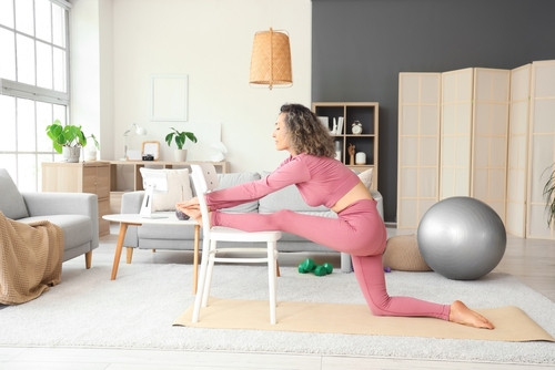 5 exercices de Pilates sur chaise pour renforcer votre corps en douceur