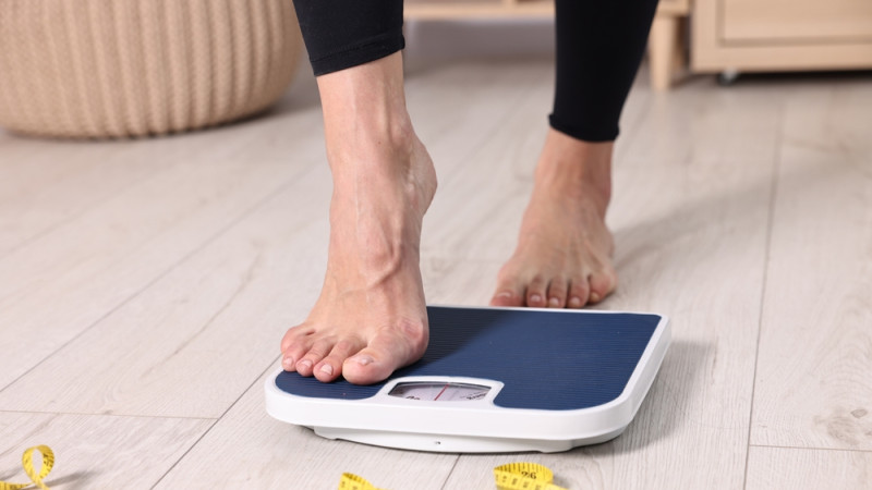 femme qui se pèse 