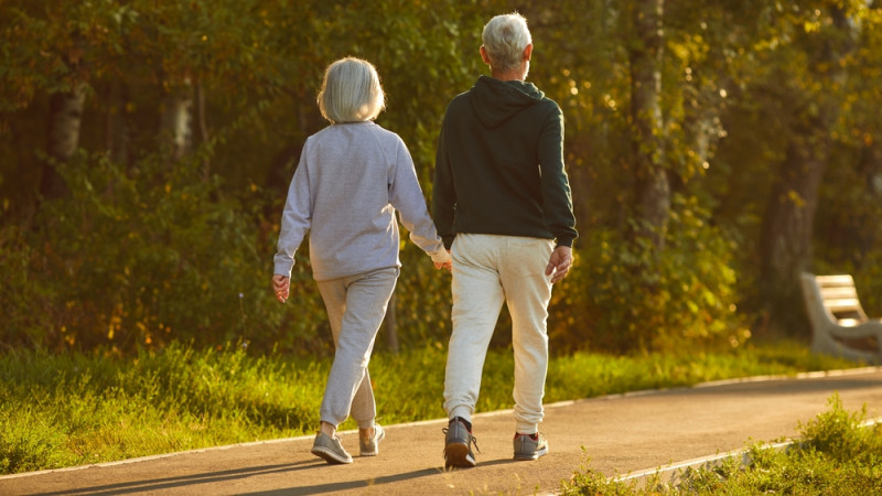couple senior qui marche