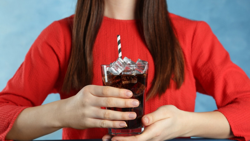 femme avec un verre de coca