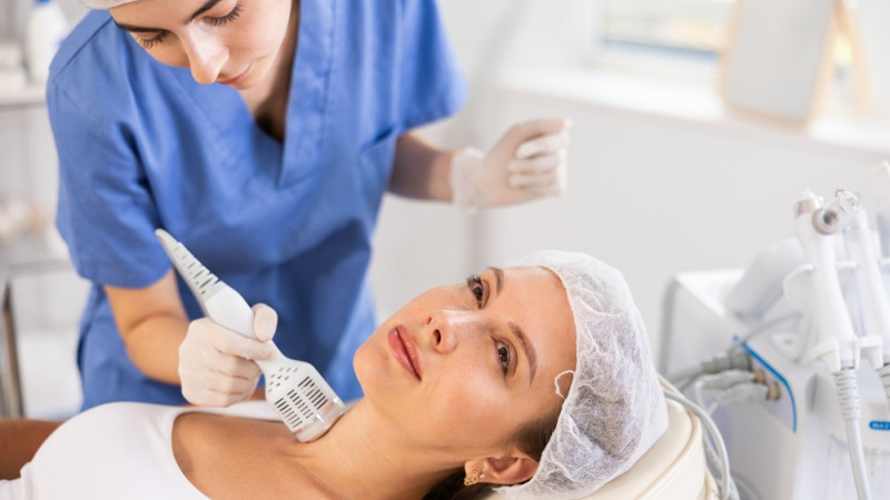 femme qui subit un cryothérapie au cou