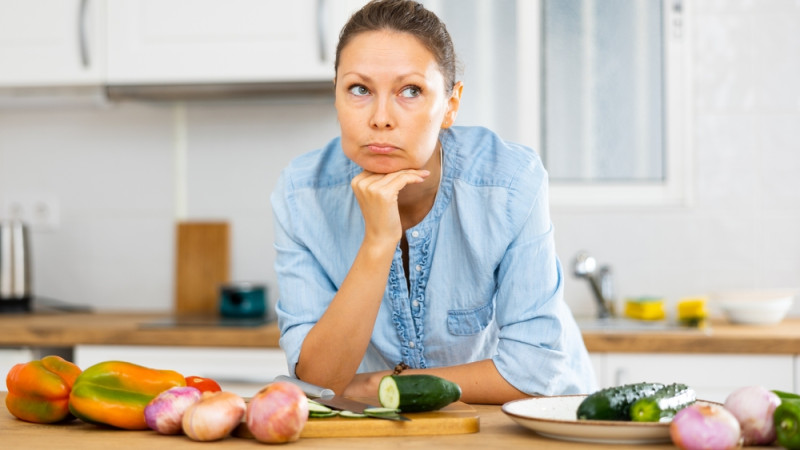 femme qui en a marre de cuisiner