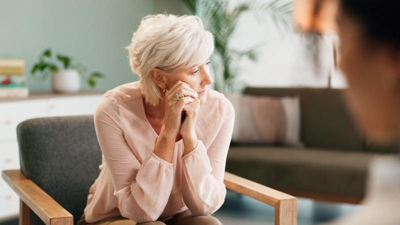 femme senior triste et anxieuse 