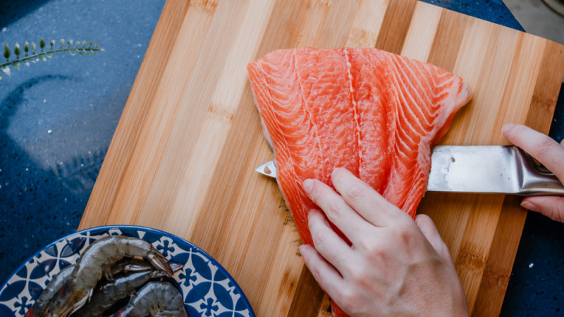personne enlève la peau du saumon