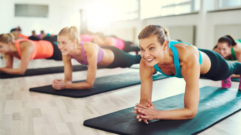 femmes font du gainage 