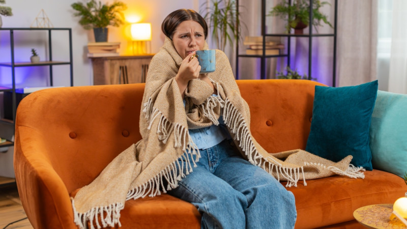 femme qui a très froid chez elle