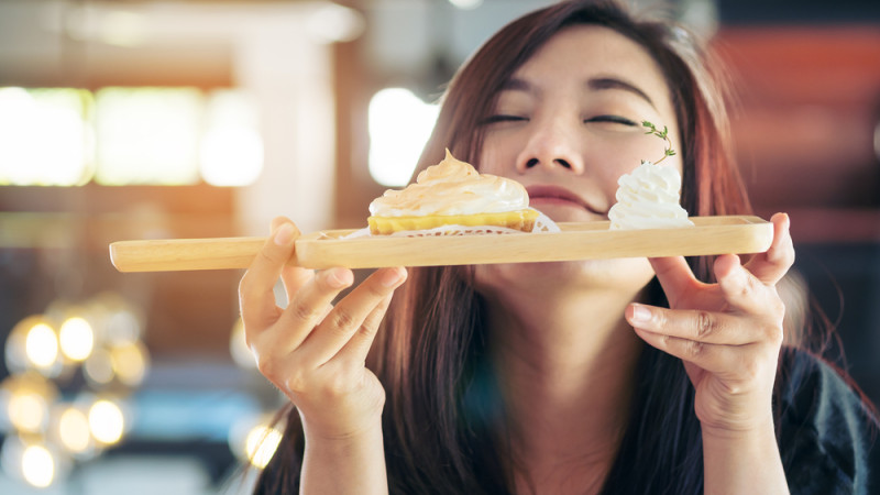 Femme qui respire l'odeur d'un bon gateau