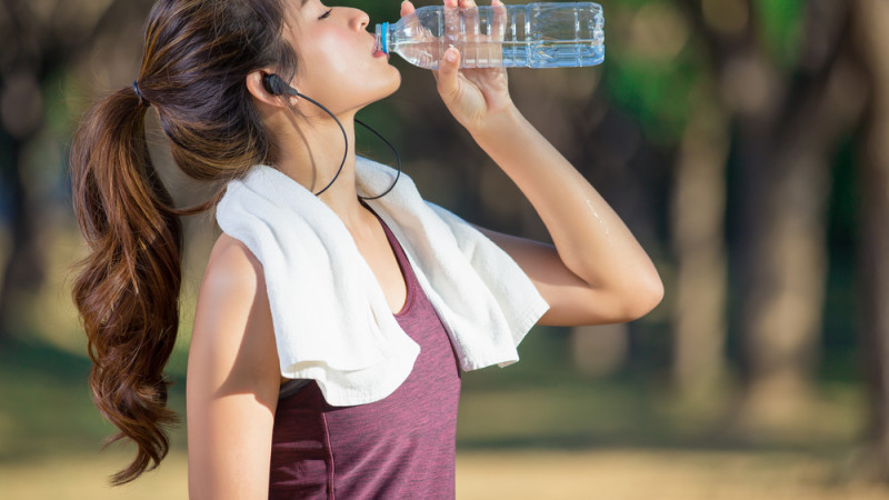 femme qui boit après le sport 