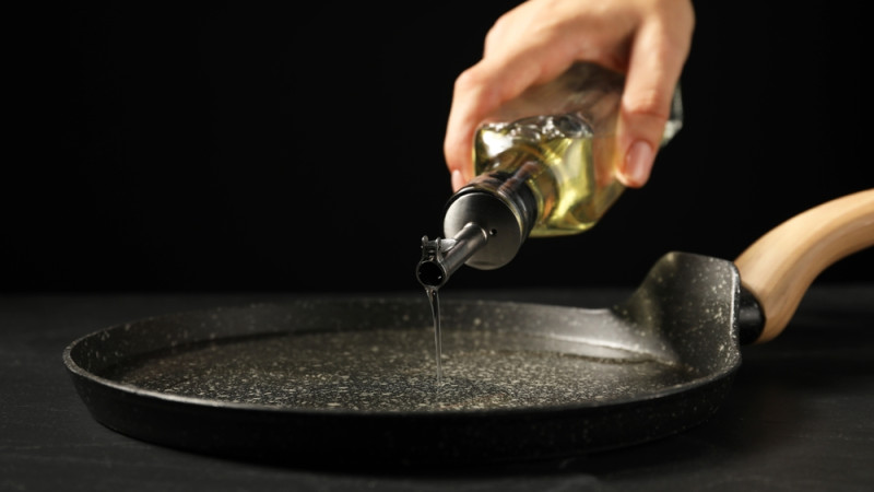 mettre huile dans un poêle 