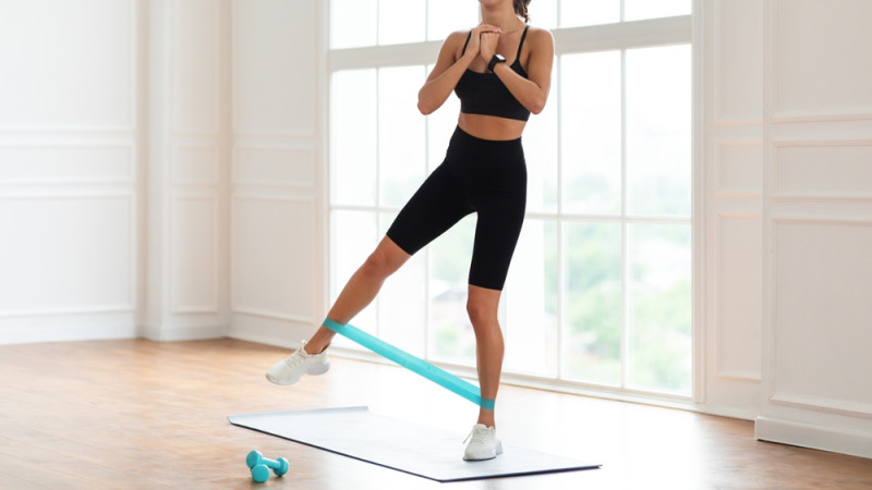 femme fait gainage debout