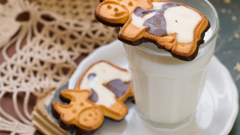 verre de lait et cookie