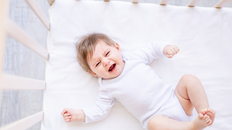 Faut-il laisser pleurer bébé jusqu’à ce qu’il s’endorme ?