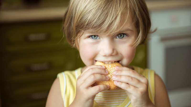 enfant qui mange un biscuit