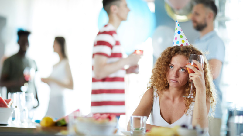 femme toute seule à une soirée