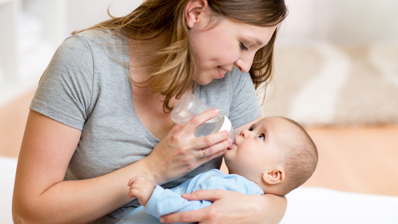 bébé qui boit du biberon