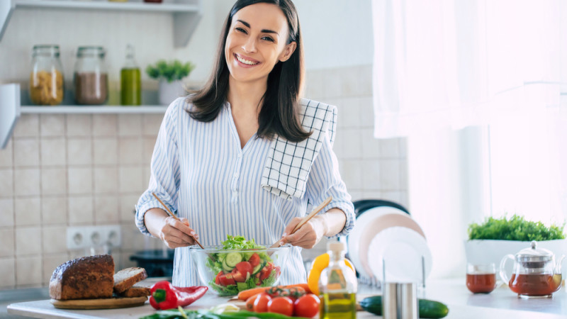 femme qui prépare une salade