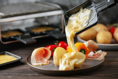 Raclette sans excès : quel nombre de tranches maximum pour profiter sans freiner sa silhouette ? 