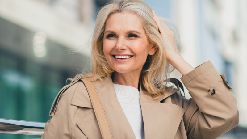 Je me touche souvent les cheveux : ce que ça veut dire sur ma personnalité