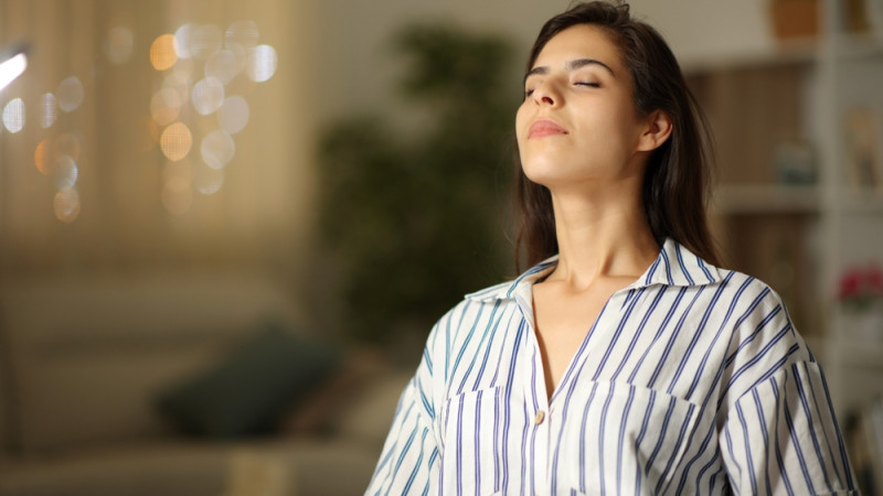 femme qui respire profondément 