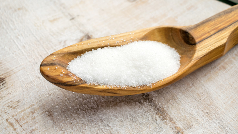 aspartame sur une cuillère en bois