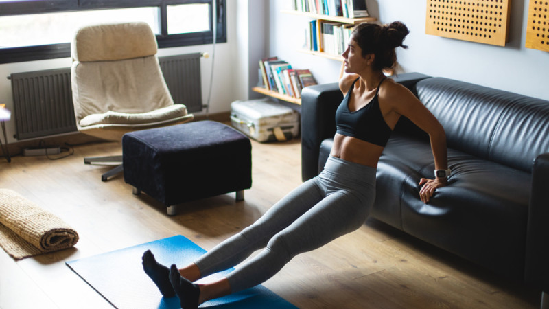 femme qui fait des dips