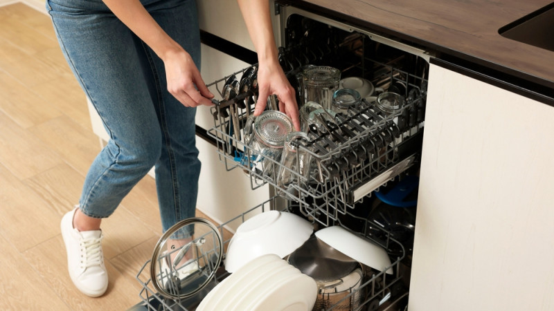 femme qui charge la lave-vaisselle