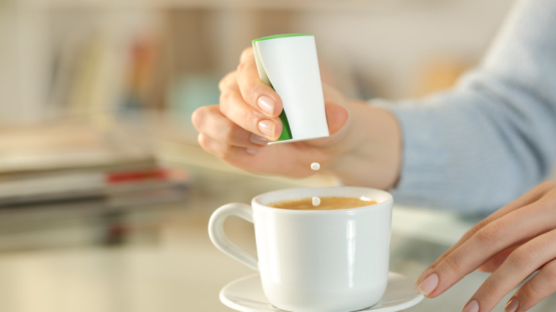 personne qui rajoute du stevia dans leur café