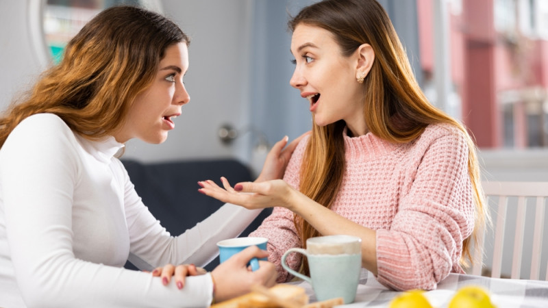 5 signes qu'une personne parle plus qu'elle ne vous écoute