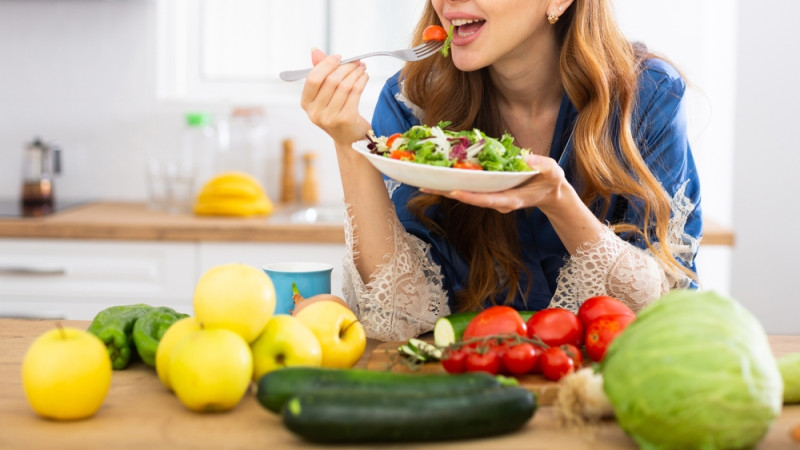 femme qui mange une salade