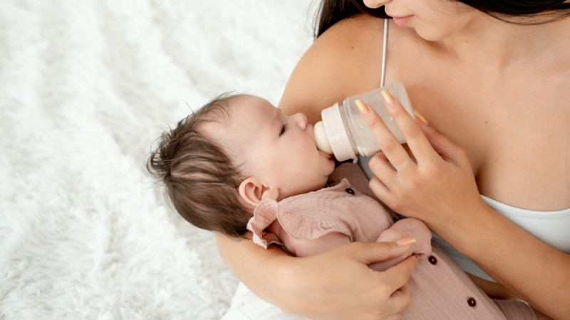 Que faire si mon bébé a encore faim 2 heures après son biberon ?