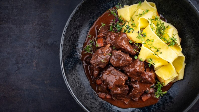 viande dans une sauce au vin rouge