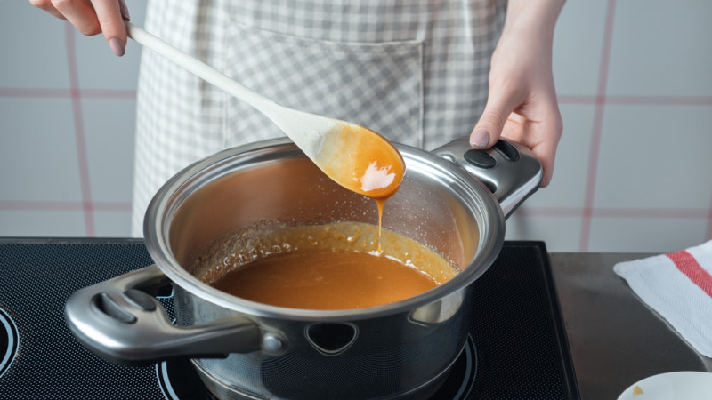 femme qui fait du caramel