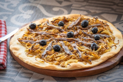 La pissaladière niçoise : la recette traditionnelle pour ensoleiller votre table