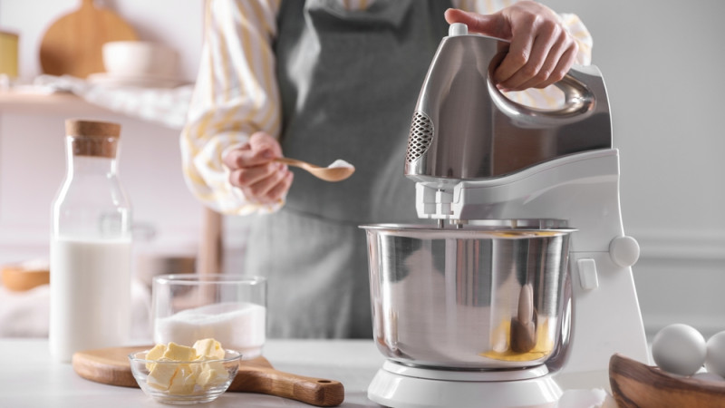 Femme qui cuisine avec du sucre