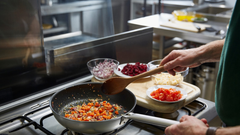 personne qui fait de la cuisine ayurvedique