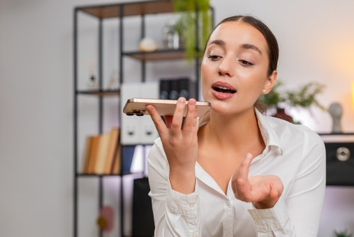 Pourquoi certaines voix nous apaisent et d’autres nous crispent ?