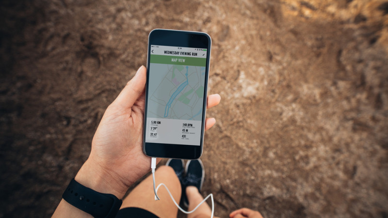 femme qui utilise appli running