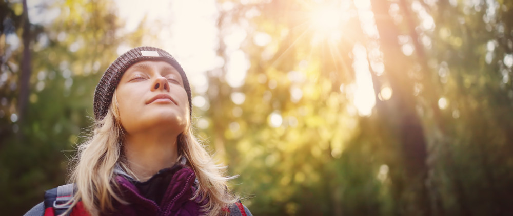 femme qui marche dans la nature