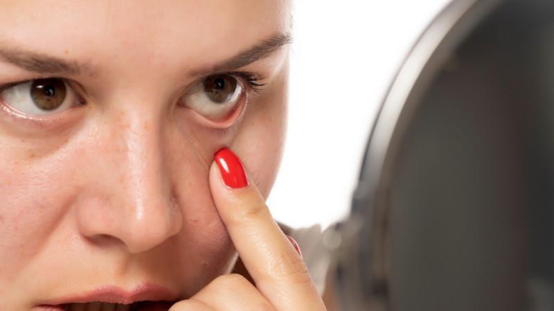 femme qui inspecte son œil 