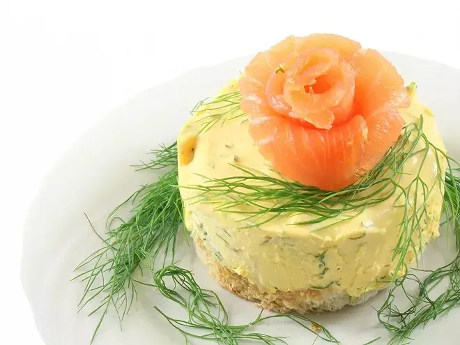 Cheesecake saumon‑avocat : une entrée fraîche, gourmande et raffinée