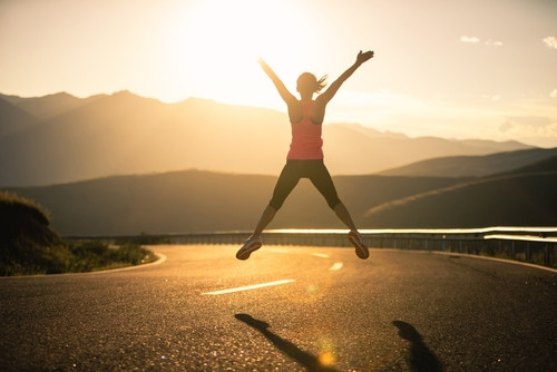 Ventre plat : pourquoi les “sauts en étoile” valent mieux que des abdos sans fin