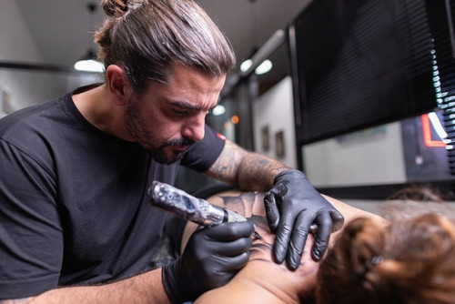 Tatouages : 6 risques pour votre santé à connaître avant de passer à l’aiguille