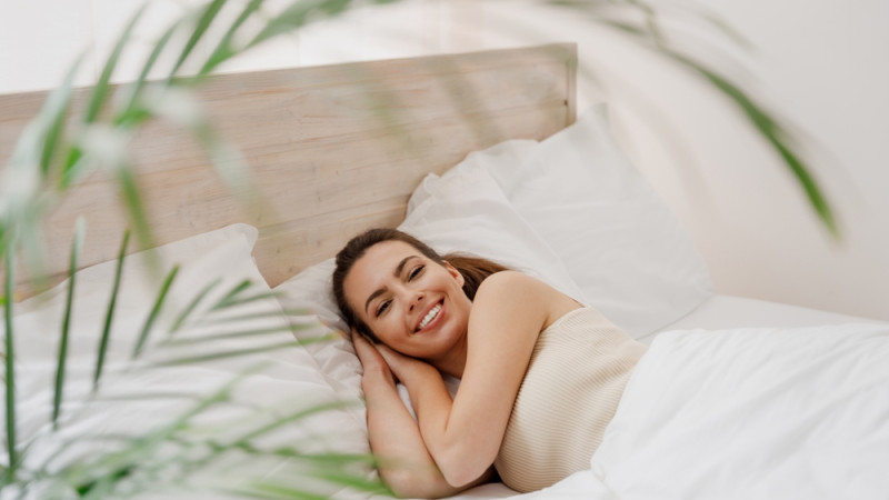 femme au lit avec des oreillers